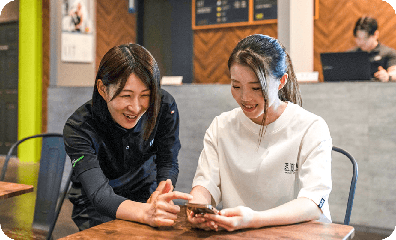 女性がスマホでの利用案内をしている