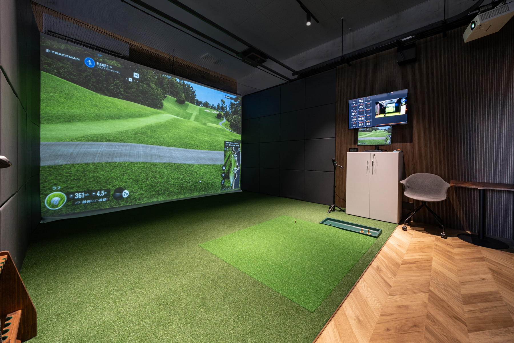 TrackManを備えたゴルフの個室