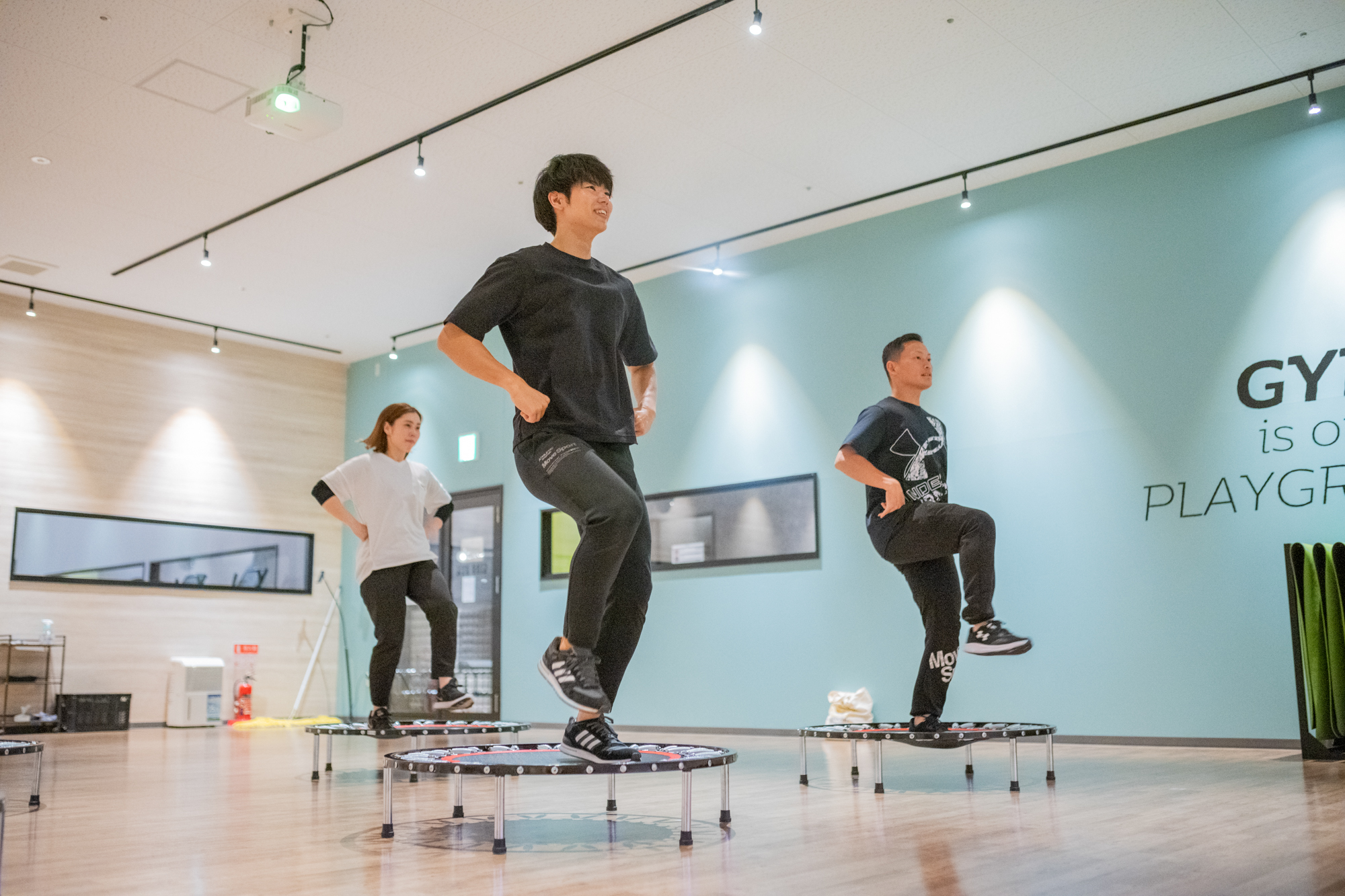 スタジオで体を動かすレッスンの様子